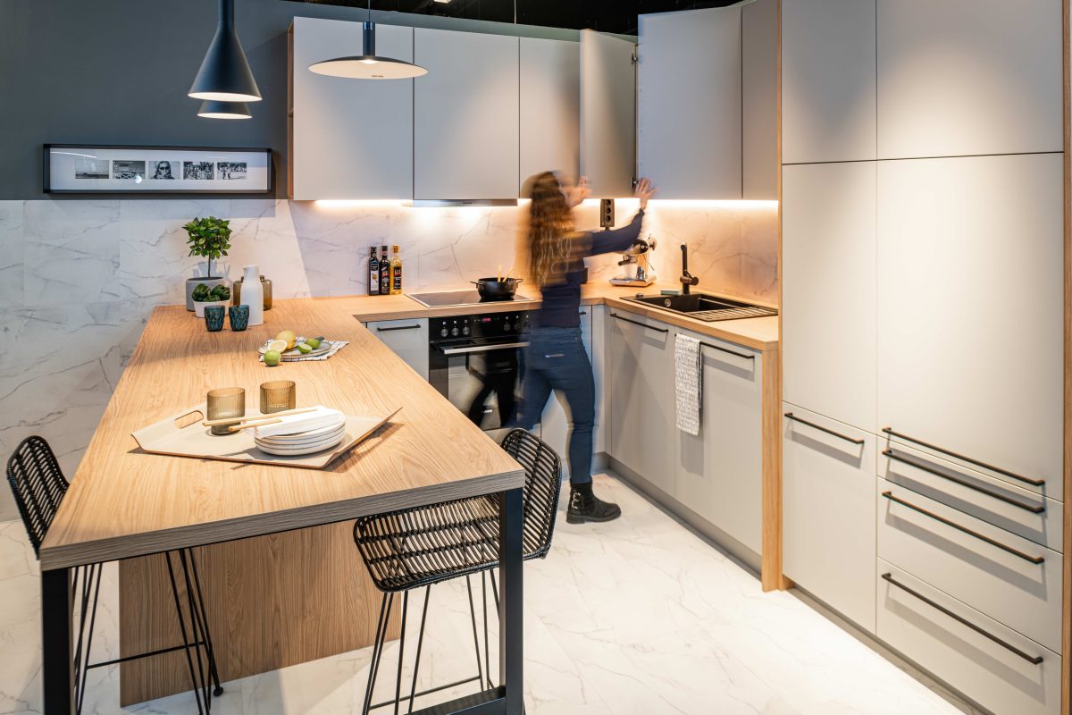 Küche Modell Amica in Manhattan Grau und Eiche Nordic schwarzer Griff